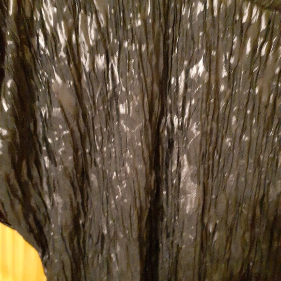 Womens shiny & crinkly black blouse short sleeve - Picture 2 of 4
